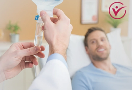 Врач делает капельницу